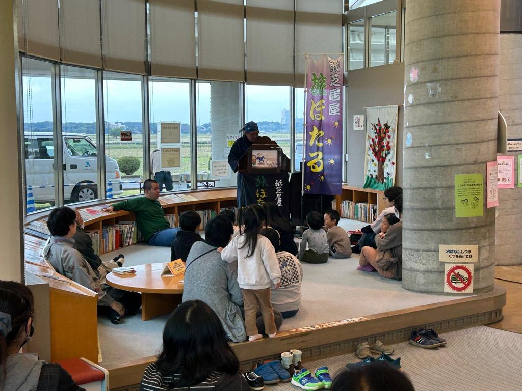 紙芝居屋旅ほたるの「紙芝居の読み聞かせ」（NPO法人みらい倶楽部紙芝居屋旅ほたる）